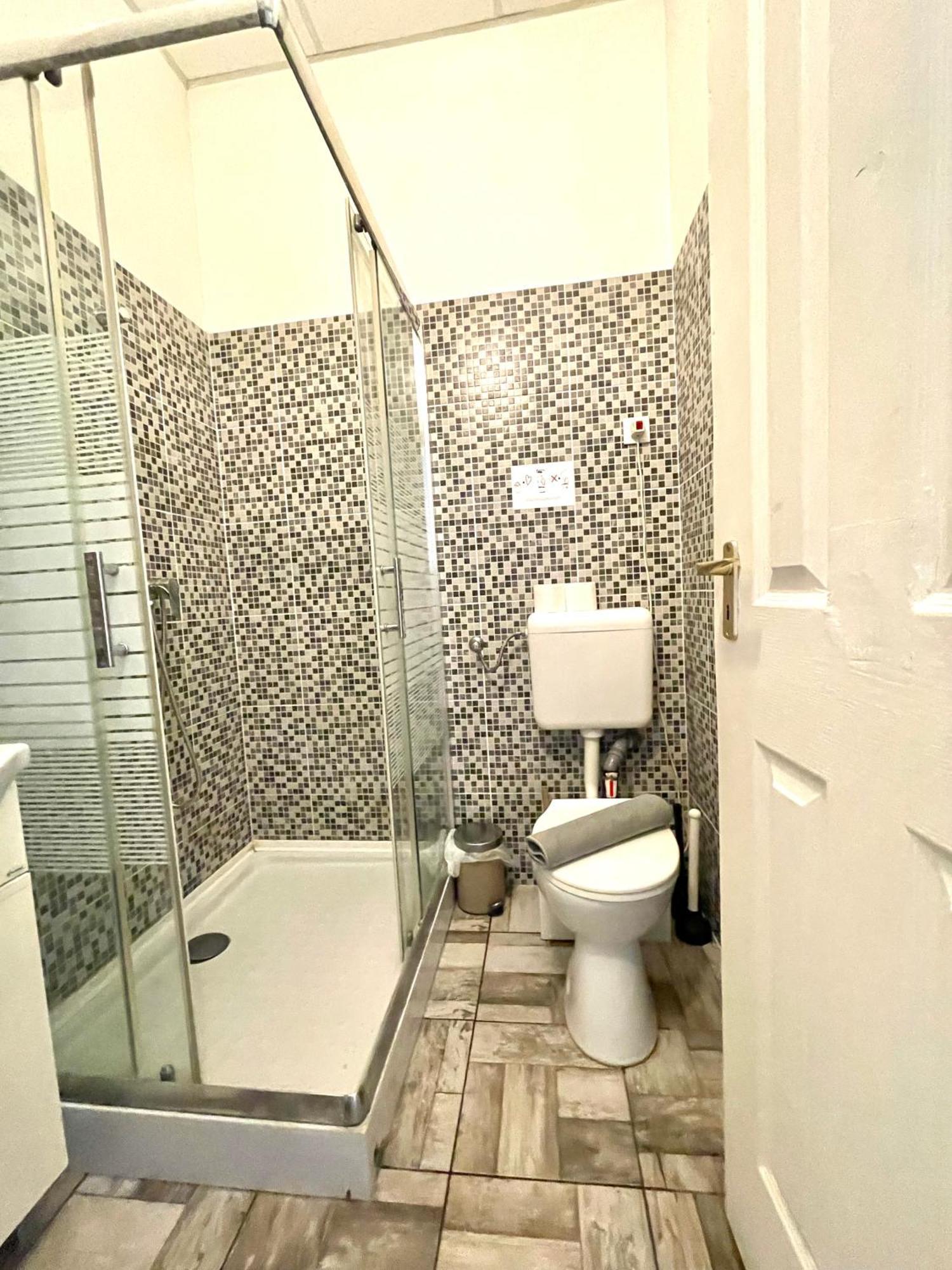 Aradi Rooms With Private Bathroom In The City Centre Budapeste Exterior foto